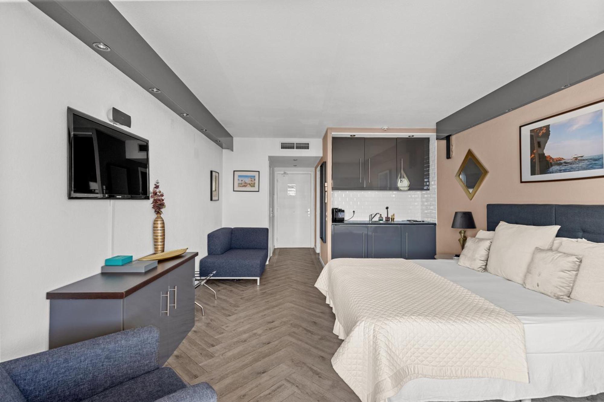 Riviera Beach Hotel Мандельё-ла-Напуль Экстерьер фото