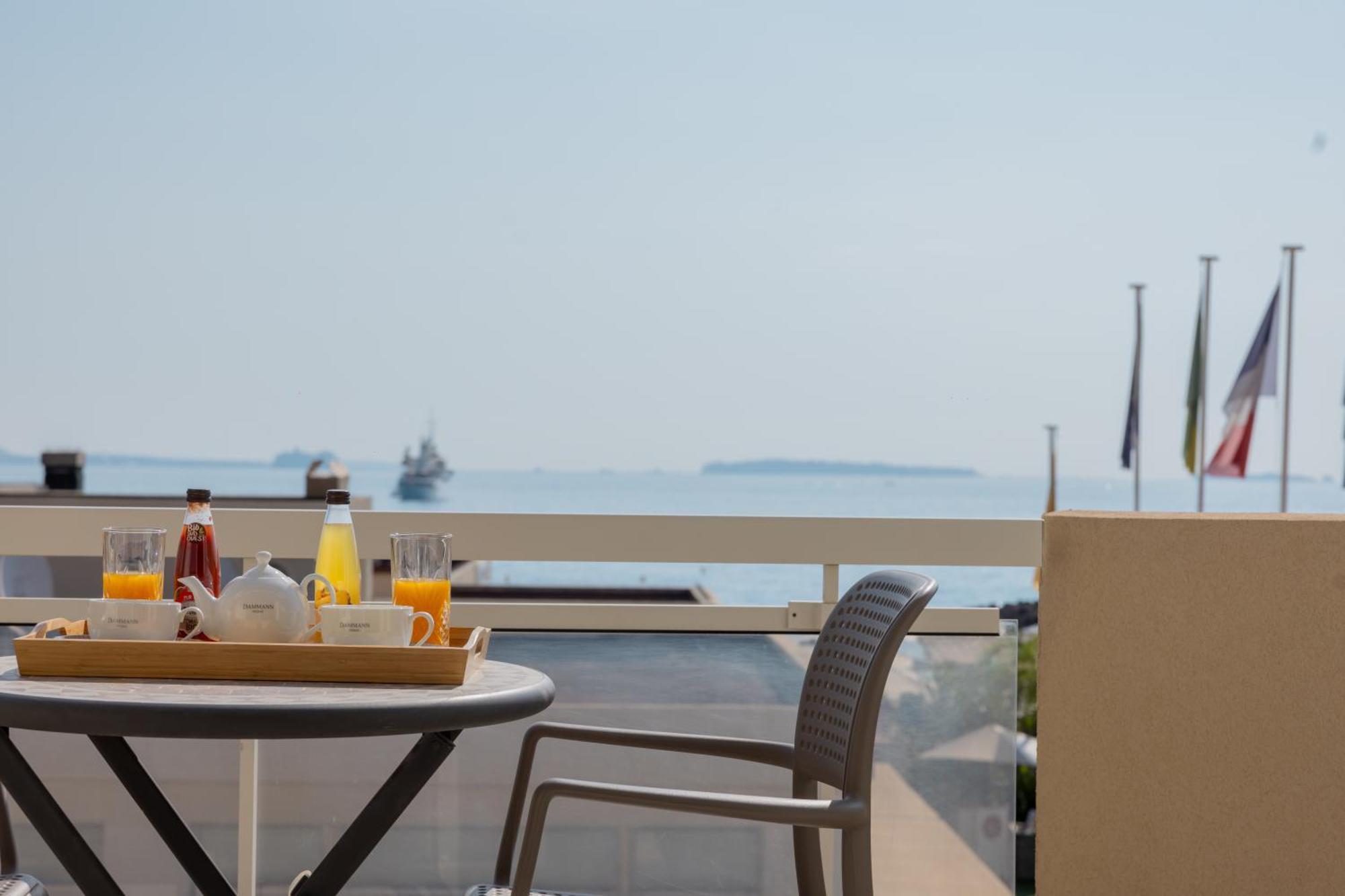 Riviera Beach Hotel Мандельё-ла-Напуль Экстерьер фото